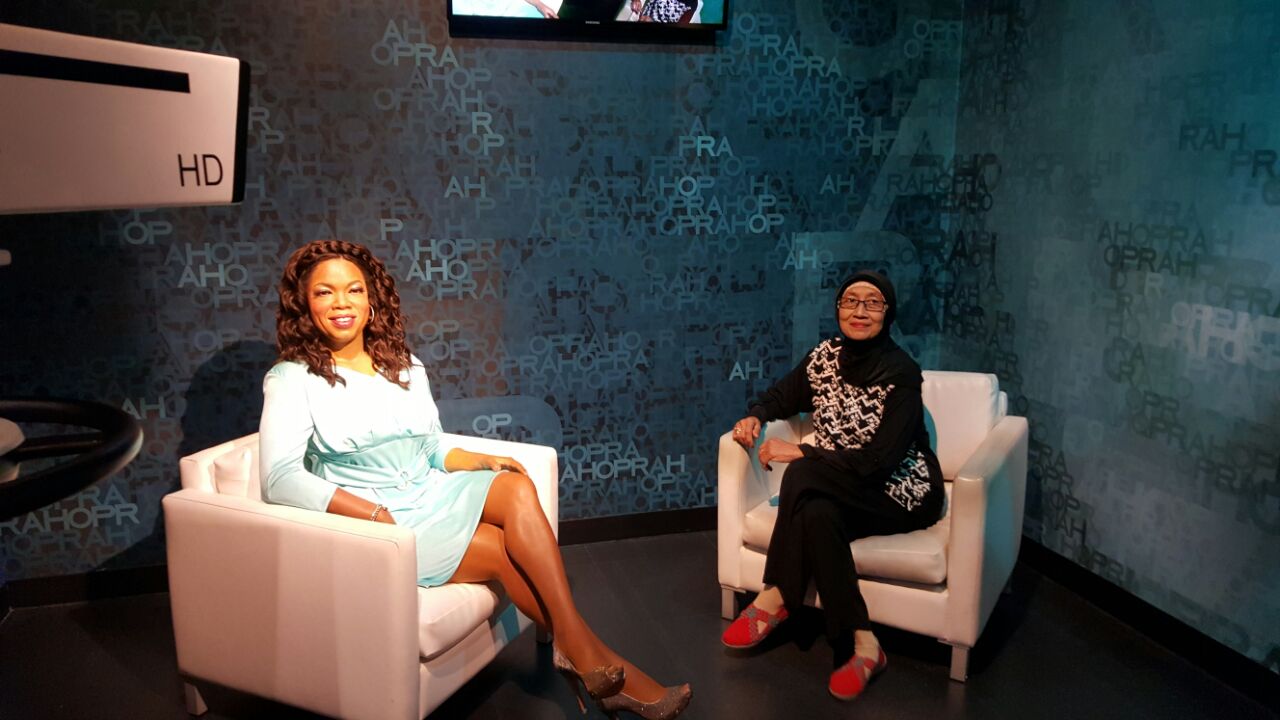 berpose dengan Oprah