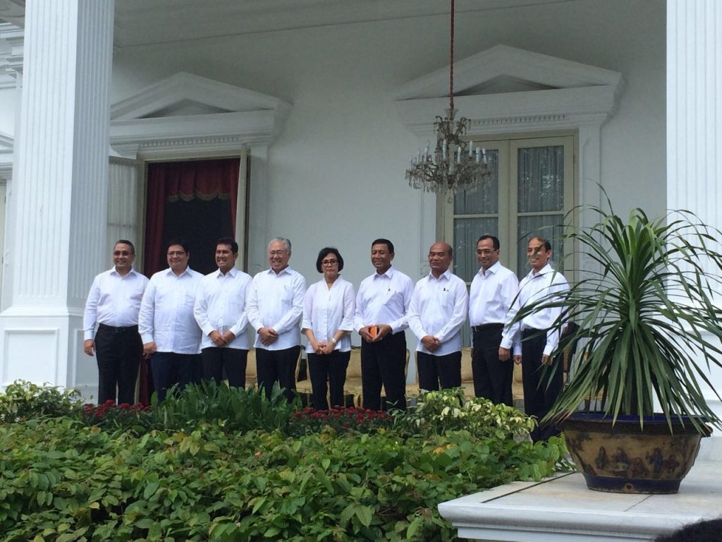 Para menteri baru Kabinet Kerja yang telah diumumkan oleh Presiden Jokowi, berfoto bersama di halaman Istana Merdeka, Jakarta, Rabu (27/7) siang. Foto: Setkab.go.id