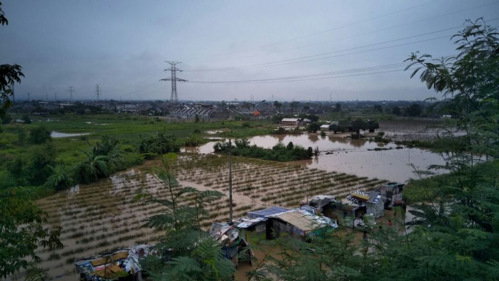 Perumahan Grand Cilegon Residense, Kecamatan Cibeber dilihat dari atas jembatan layang sumber: Antho