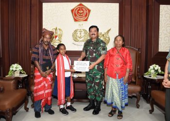 Panglima TNI Serahkan Bea Siswa Kepada Joni Pemanjat Tiang Bendera