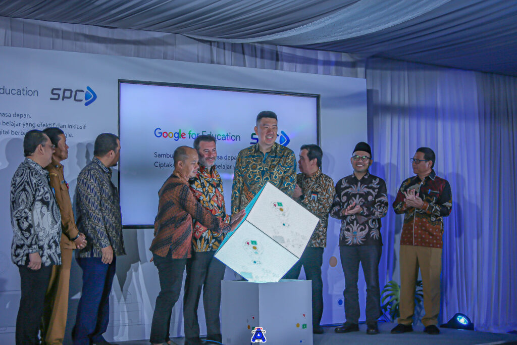 Peresmian Ruang Kelas Masa Depan oleh Dirut PT.SPC Raymond, Direktur wilayah EMEA Google for Education Colin dan Staf Khusus Menteri Kemendikdasmen Rowi.